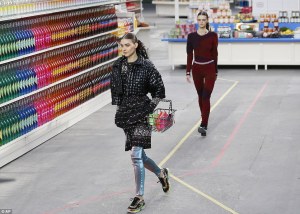 article-2572888-1C07564600000578-382_964x688