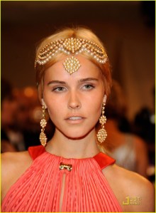 isabel-lucas-met-ball-2011-02